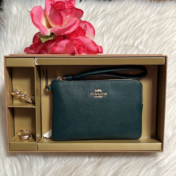 Boxed Corner Zip Wristlet In Signature Leather - Picture 4 of 8
